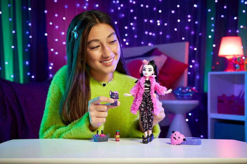 Monster High Doll Set with Pet Bat, Sleepover Clothes & Accessories R671446